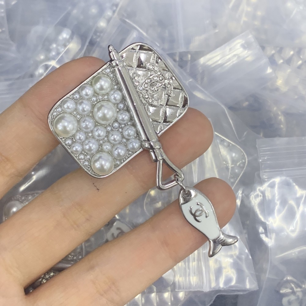 CC Brooches CHE117