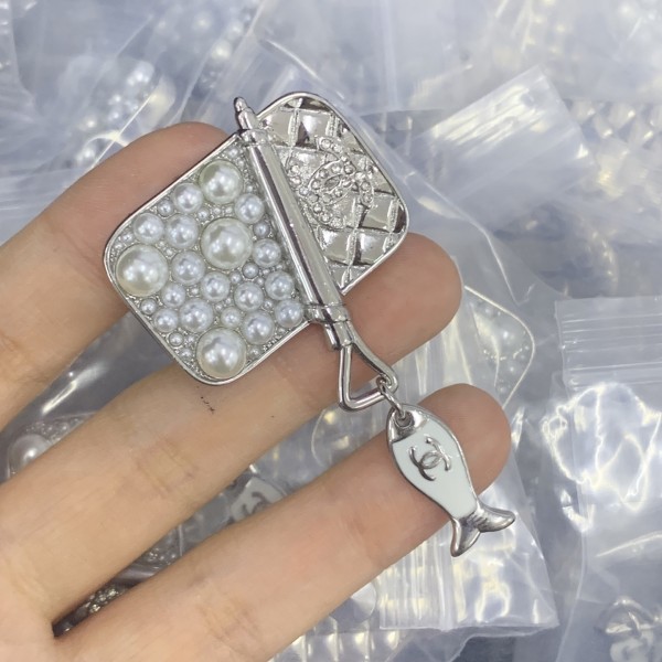 CC Brooches CHE117