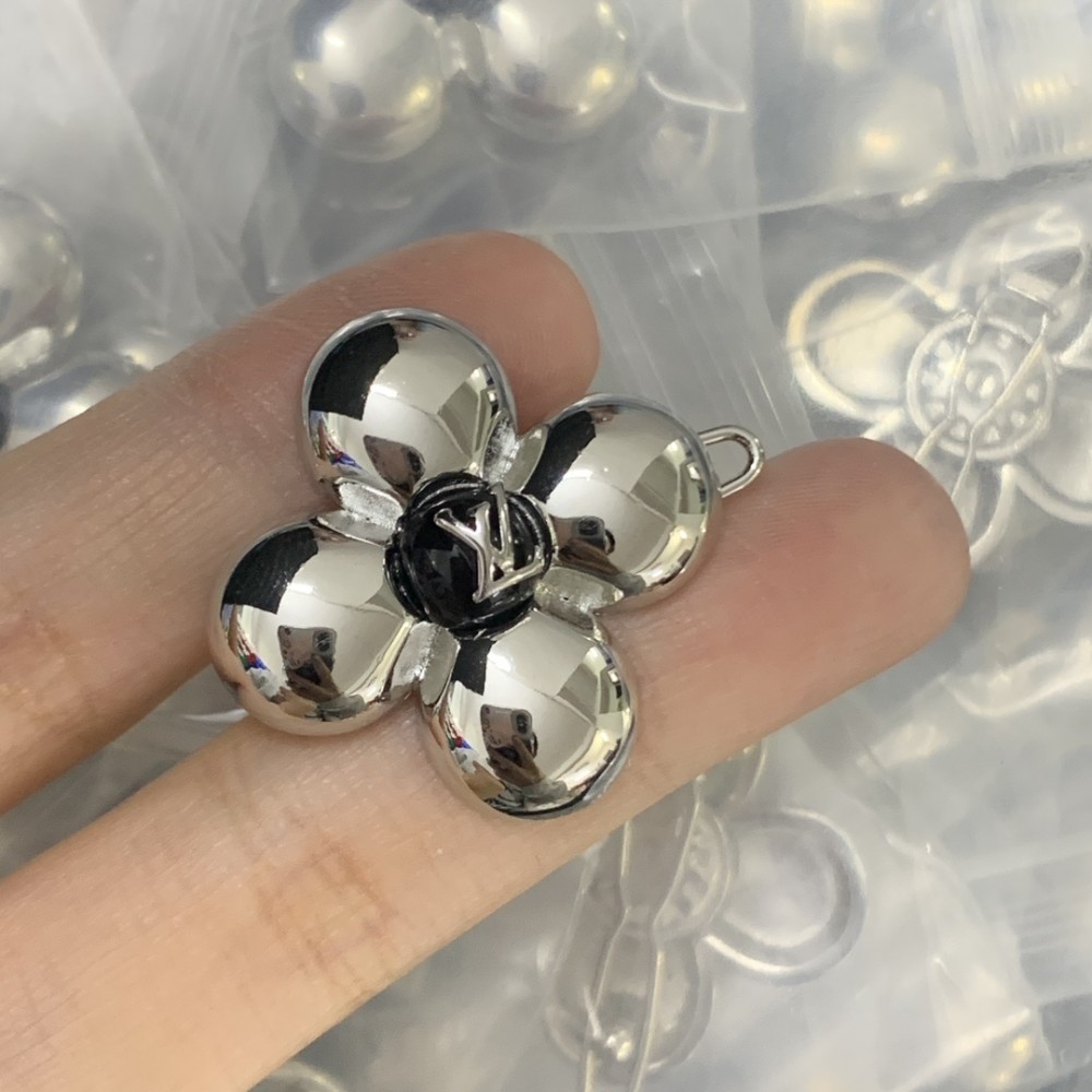 LL BROOCHES L126