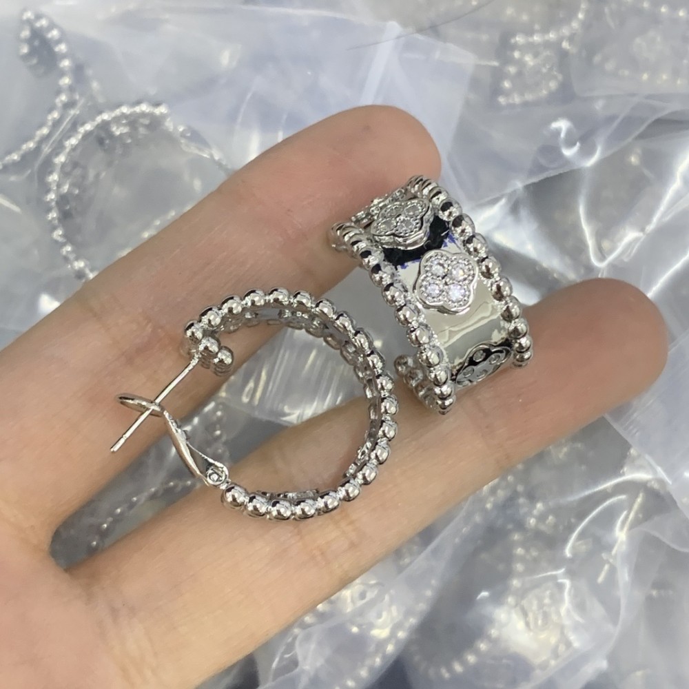 VC EARRINGS VC009